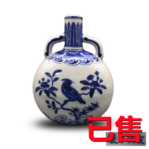 青花花鸟纹抱月瓶